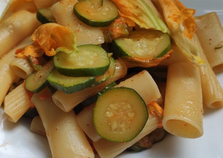 Pasta con zucchine e fiori di zucca