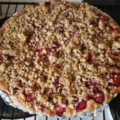A picture of Strawberry Rubard Crumble pie.