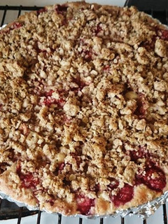 A picture of Strawberry Rubard Crumble pie.