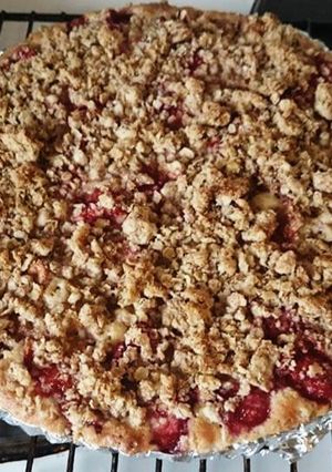A picture of Strawberry Rubard Crumble pie.