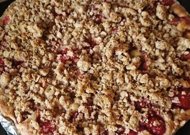 Simple Way to Make Any-night-of-the-week Strawberry Rubard Crumble pie