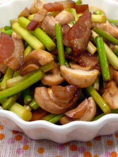 臘味蒜苔炒蘑菇 ♥硬漢蒜苔~2 的食譜成品照片