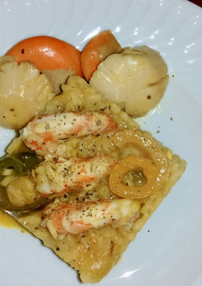 Una foto de Risotto de vieiras y langostinos con Prosecco
