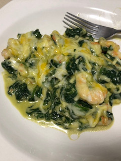 Una foto de Espinacas con gambas y queso