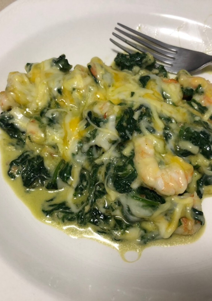 Una foto de Espinacas con gambas y queso