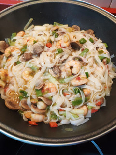 Una foto de Noodles de arroz con verduras y gambas