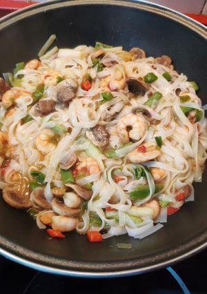 Foto principal de Noodles de arroz con verduras y gambas