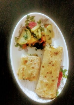 रोटी रोल्स (Roti rolls recipe in Hindi) रेसिपी मुख्य फोटो