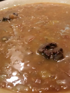 Una foto de Lentejas con morro de cerdo y verduras