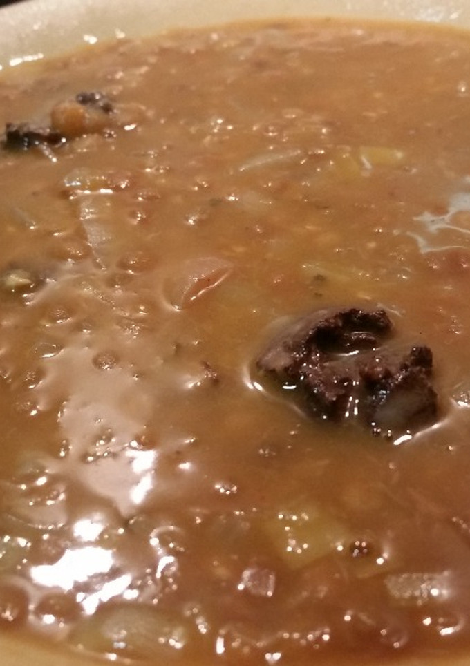 Una foto de Lentejas con morro de cerdo y verduras