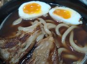 Una foto de pollo con shiitakes