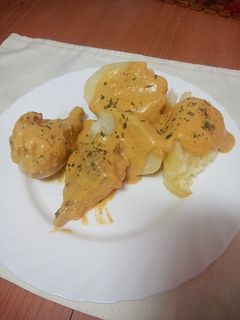 Una foto de Jamoncitos de pollo en salsa de almendras con papas cocidas
