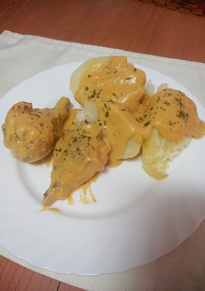 Una foto de Jamoncitos de pollo en salsa de almendras con papas cocidas