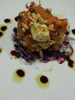 Una foto de Ensalada de calabaza, piñones y queso feta