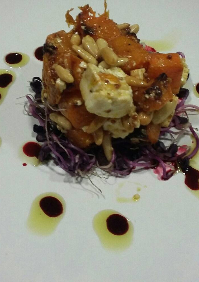 Una foto de Ensalada de calabaza, piñones y queso feta