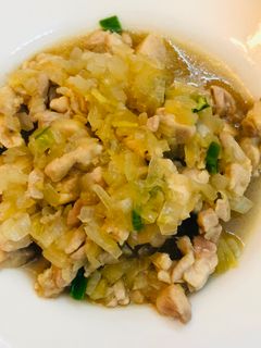 Hình của món Lườn gà xào hành tây.