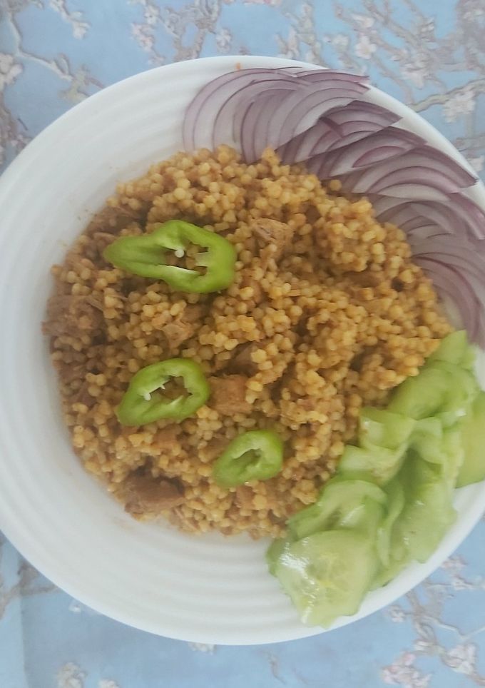 Tarhonyás hús uborkasalátával recept fotója