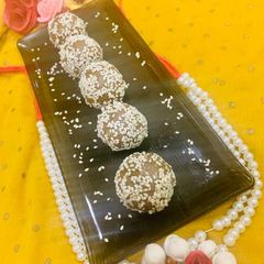A picture of Sesame and jaggery ladoo.