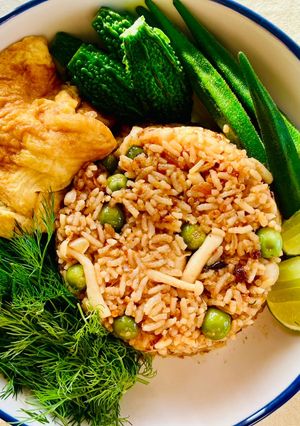 รูปของ ข้าวผัดน้ำพริกเผาแม่ใส่เห็ดมะเขือพวง🌶️🧄🍳 คู่ไข่เจียว🥚