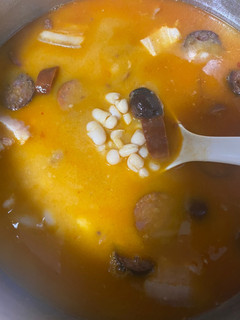 Una foto de Alubias blancas tipo fabada a mi manera