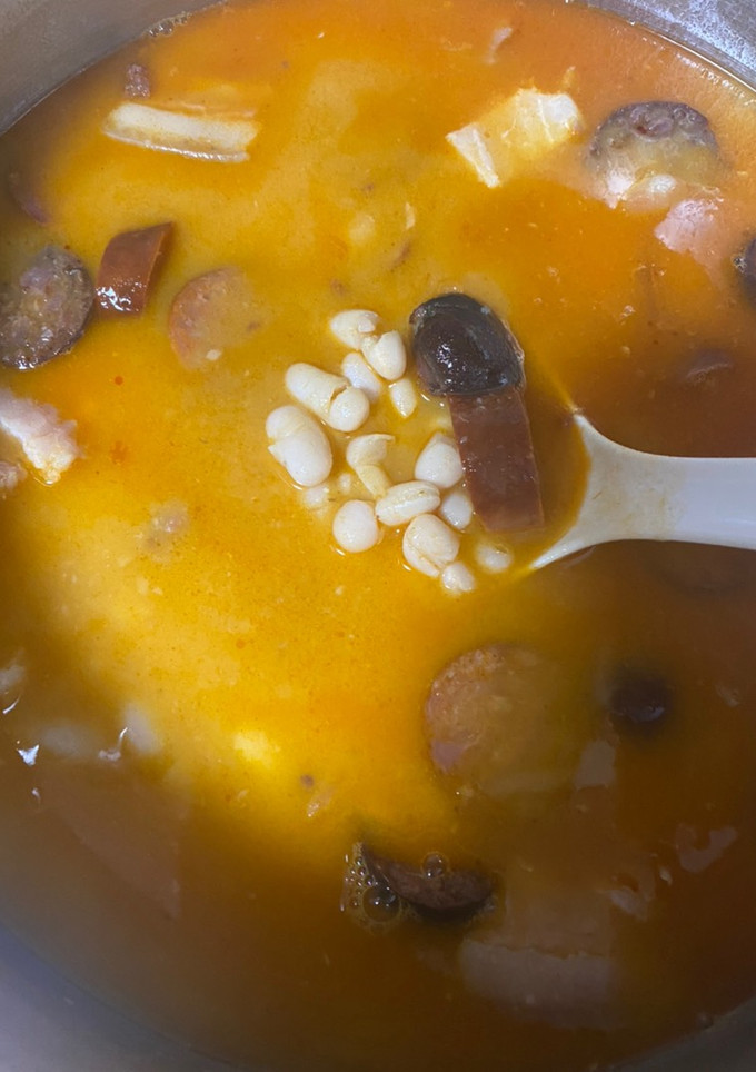 Una foto de Alubias blancas tipo fabada a mi manera