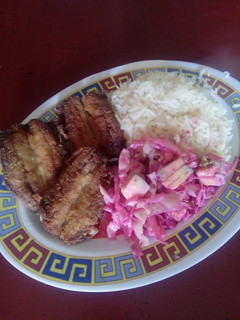 Una foto de Filete de sardina con arroz y ensalada