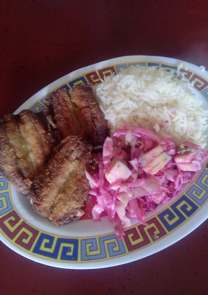 Una foto de Filete de sardina con arroz y ensalada