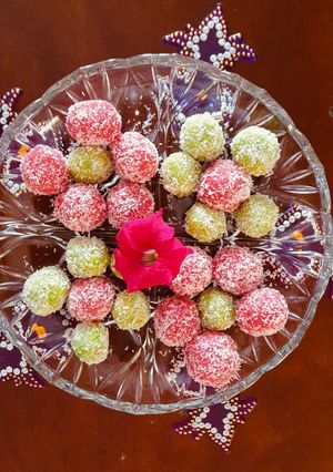 A picture of Coconut Ladoo.