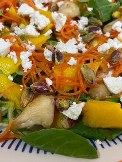 Una foto de Ensalada de pollo con mango y pistachos