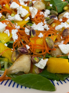 Una foto de Ensalada de pollo con mango y pistachos