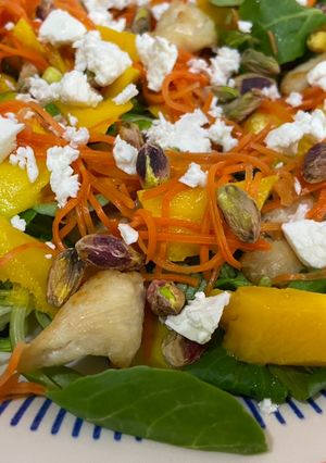 Una foto de Ensalada de pollo con mango y pistachos