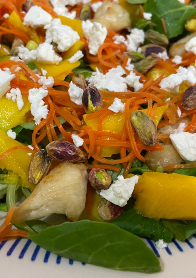 Una foto de Ensalada de pollo con mango y pistachos