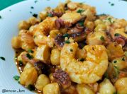 Una foto de garbanzos con langostinos