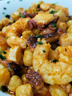 Una foto de Salteado de garbanzos con pulpo y langostinos