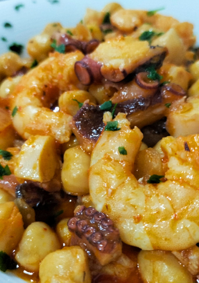 Una foto de Salteado de garbanzos con pulpo y langostinos