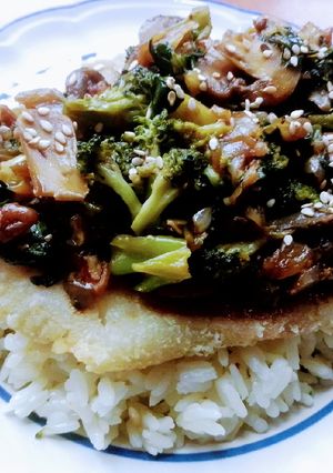 Una foto de Verduras a la Teriyaki con Pescado frito