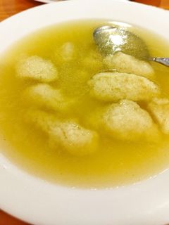 Húsos csontból leves, "grízgombóccal"gluténmentesen recept fotója
