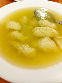Húsos csontból leves, "grízgombóccal"gluténmentesen recept fotója