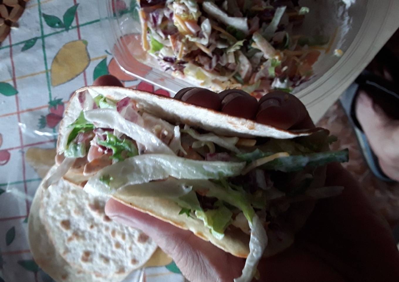 Ensalada Texas en burrito con salsa de yogurt