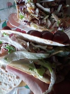 Una foto de Ensalada Texas en burrito con salsa de yogurt
