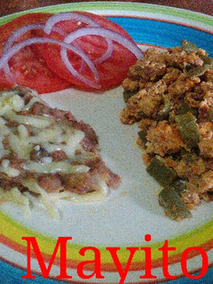 Una foto de Nopales con chorizo y huevo