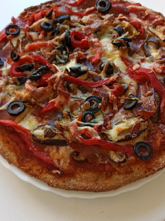 Una foto de Pizza integral de setas y verduras