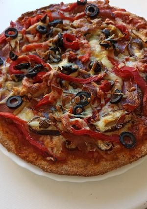 Una foto de Pizza integral de setas y verduras