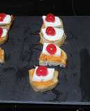 Entrante de queso fresco y cerezas