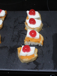 Una foto de Entrante de queso fresco y cerezas