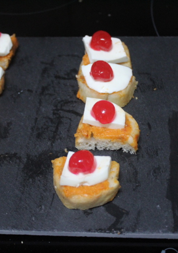 Una foto de Entrante de queso fresco y cerezas