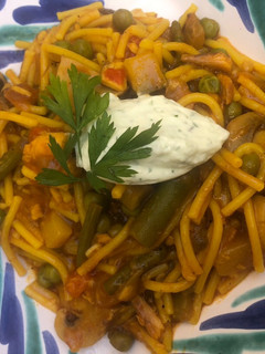 Una foto de Fideos cremosos con alioli 🌿
