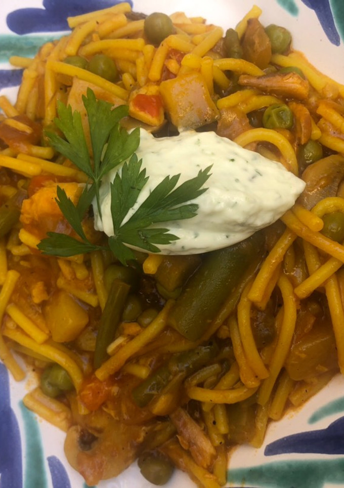 Una foto de Fideos cremosos con alioli 🌿