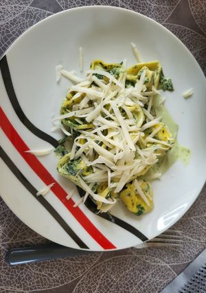 Spenótos tejszínes tortelloni recept fotója