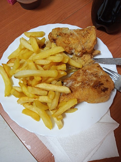 Una foto de Chuletas de cerdo rellenas de gorgonzola con papas fritas